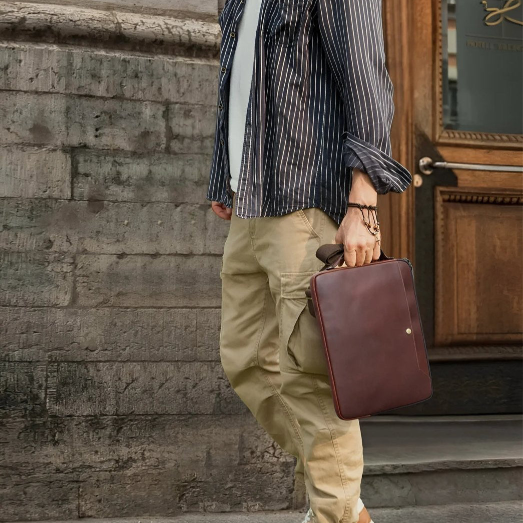 Stylish leather laptop bag MacBookPro 14.2, perfect for modern professionals on the go.
