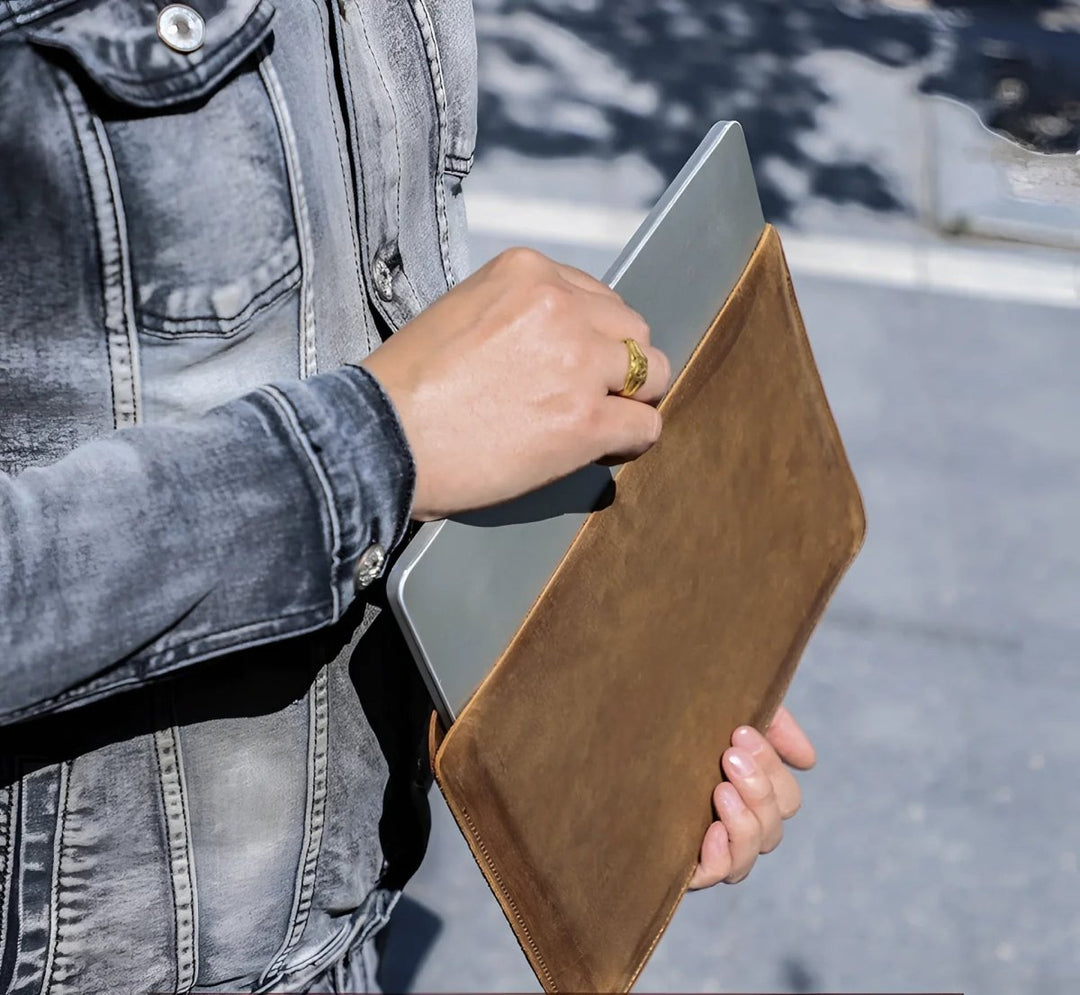 The Draeven Sleeve – Leather Laptop Case (14–15”)