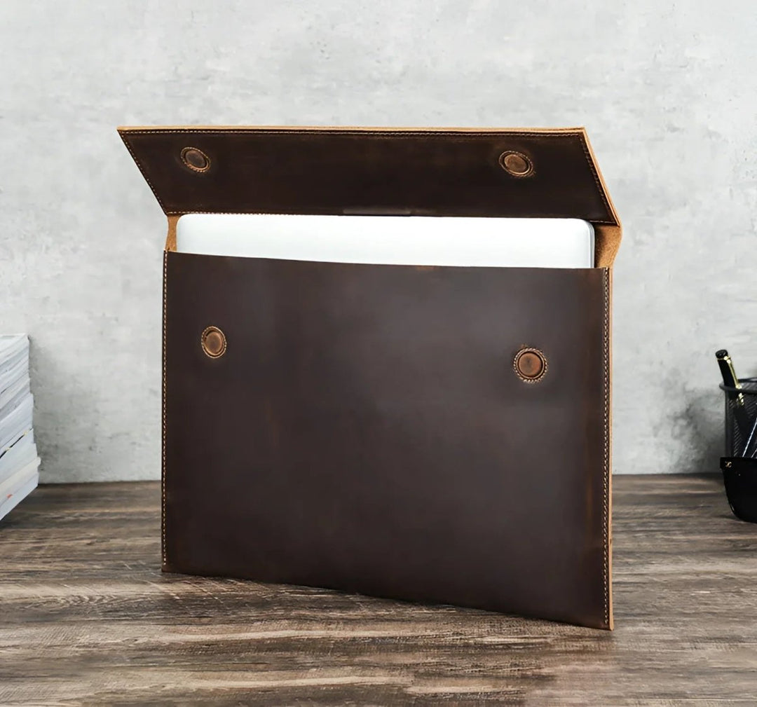 Stylish Sleeve MacBook Air 15 in brown leather, designed by Contacts Family for ultimate protection and elegance.
