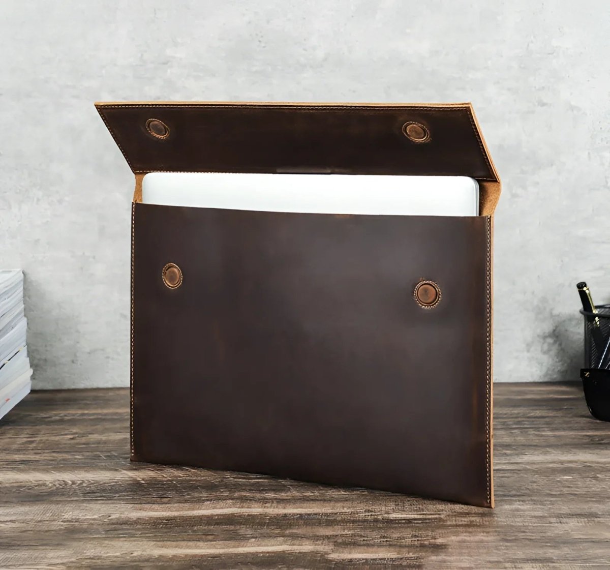 Stylish Sleeve MacBook Air 15 in brown leather, designed by Contacts Family for ultimate protection and elegance.