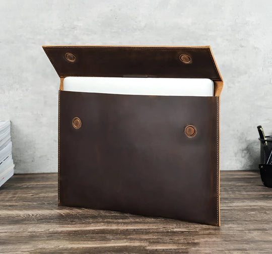 Stylish Sleeve MacBook Air 15 in brown leather, designed by Contacts Family for ultimate protection and elegance.
