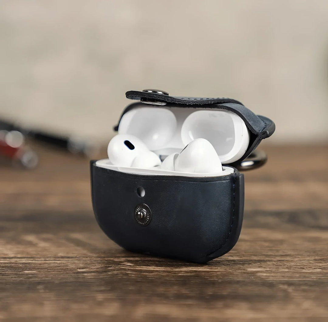 Stylish airpod case in black leather, featuring a secure closure and perfect for protecting your earbuds.