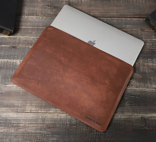 Protect your device in style with the Genuine leather sleeve 13" from Contacts Family, crafted for elegance and durability.